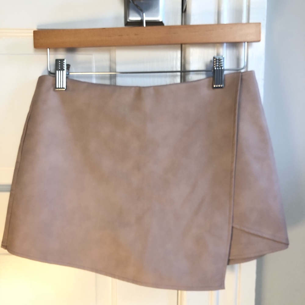 Kendall and Kylie Skort